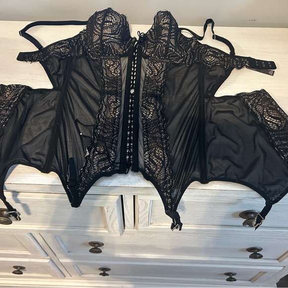 VS corset 34B - Picture 1 of 3